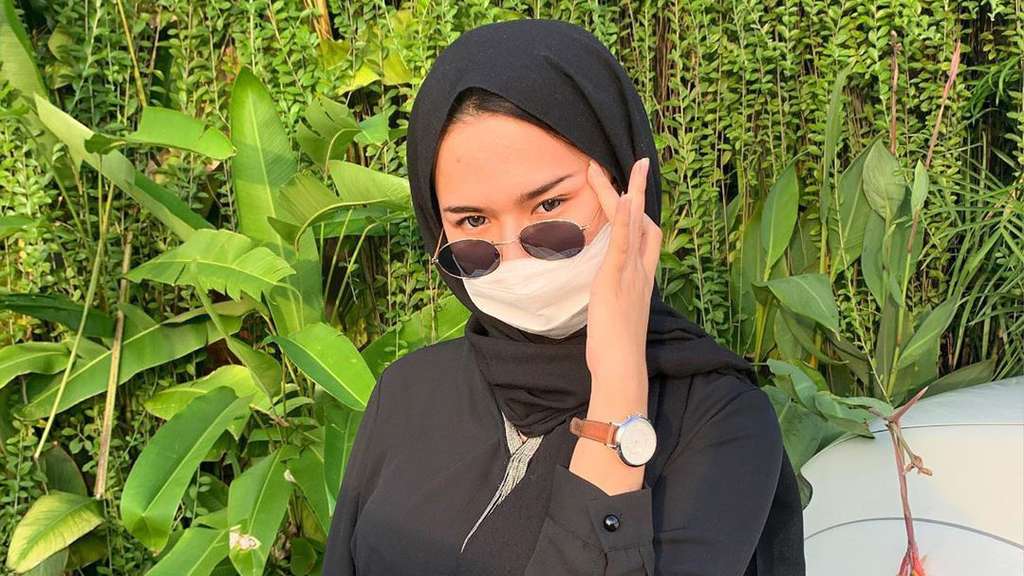 Modis di New Normal, 5 Gaya Hijab & Masker Kain ala Selebgram