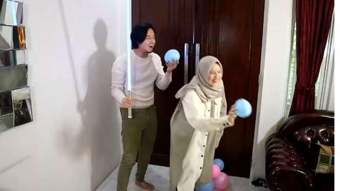 Potret Bahagia Cut Meyriska Umumkan Jenis Kelamin Anak Pertama