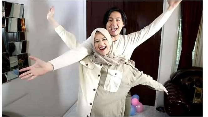Potret Bahagia Cut Meyriska Umumkan Jenis Kelamin Anak Pertama