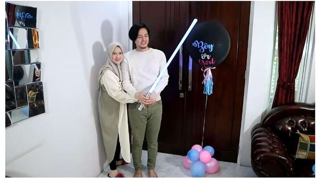 Potret Bahagia Cut Meyriska Umumkan Jenis Kelamin Anak Pertama
