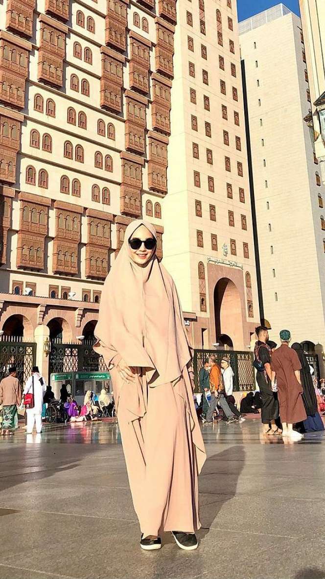 Cantiknya Monica Imas Berhijab, Istri Rizal Armada yang Mualaf