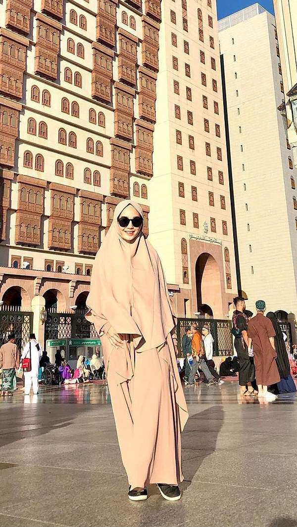 Cantiknya Monica Imas Berhijab, Istri Rizal Armada yang Mualaf