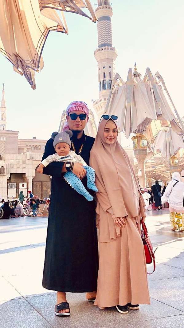 Cantiknya Monica Imas Berhijab, Istri Rizal Armada yang Mualaf