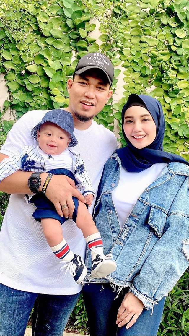 Cantiknya Monica Imas Berhijab, Istri Rizal Armada yang Mualaf