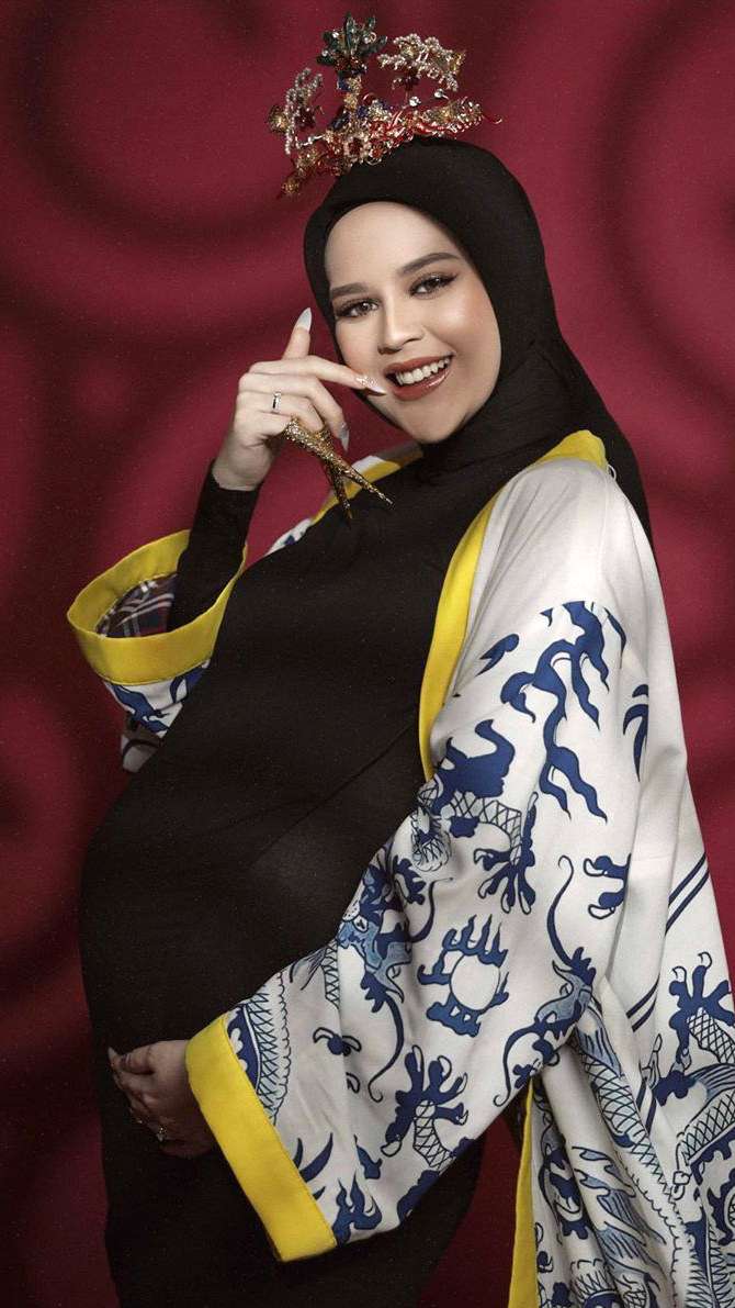Bertema Oriental, Yuk Intipin Potret Maternity Cut Meyriska
