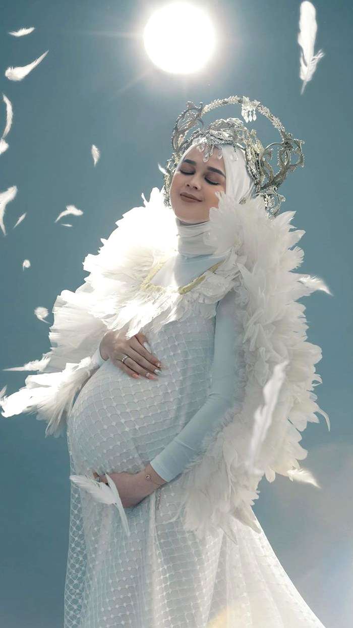 Bertema Oriental, Yuk Intipin Potret Maternity Cut Meyriska