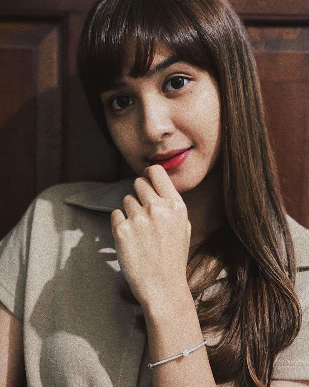 5 Artis Tampil Imut dan Feminin dengan Rambut Poni Ikonik