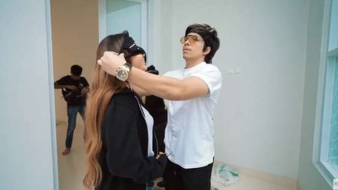 Romantis Abis, 5 Momen Mesra Atta dan Aurel Naik Angkot Bareng