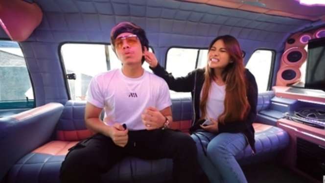 Romantis Abis, 5 Momen Mesra Atta dan Aurel Naik Angkot Bareng