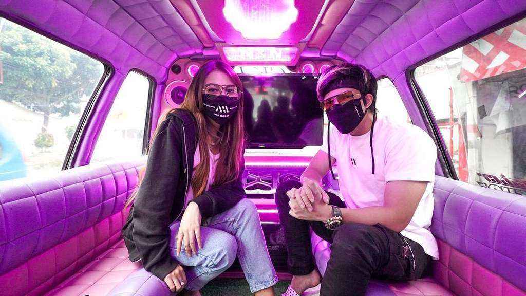 Romantis Abis, 5 Momen Mesra Atta dan Aurel Naik Angkot Bareng