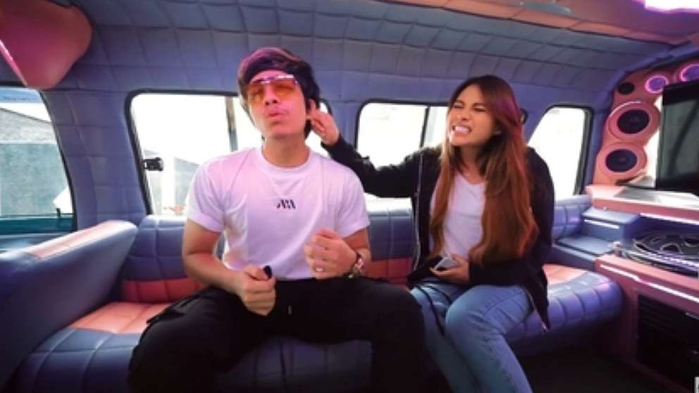 Romantis Abis, 5 Momen Mesra Atta dan Aurel Naik Angkot Bareng