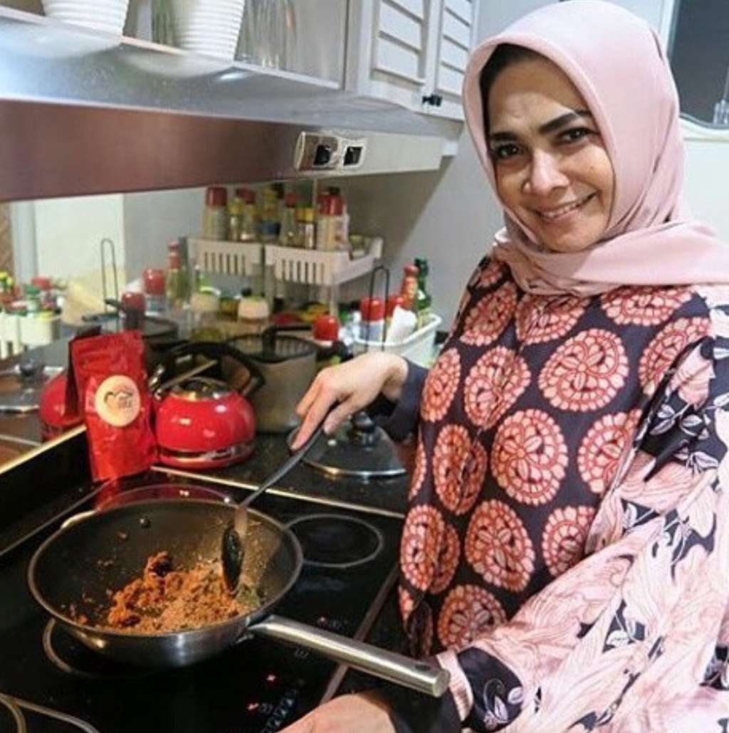 Tajir Melintir, Potret Ibu Nagita Slavina Kini Jualan Rendang