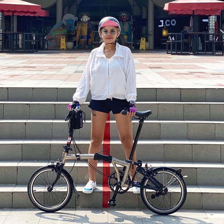 Demam Gowes, Momen Seleb Berpose dengan Sepeda Puluhan Juta