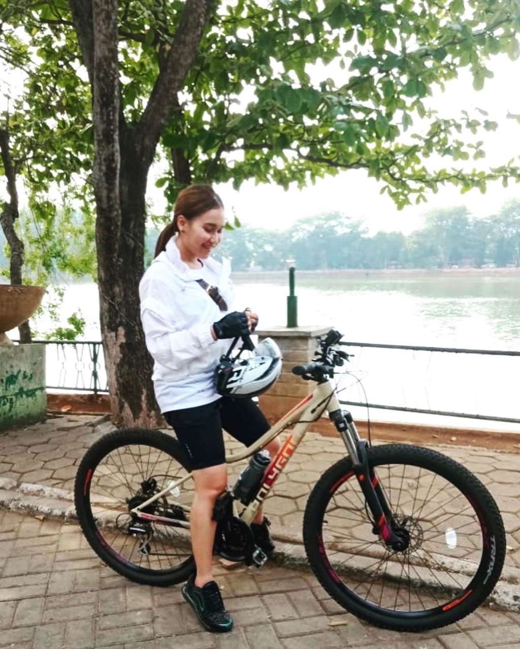 Demam Gowes, Momen Seleb Berpose dengan Sepeda Puluhan Juta