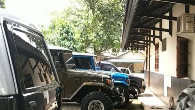 Dari Makam Sampai Peternakan, Ini 5 Potret Rumah Mandra