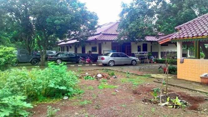 Dari Makam Sampai Peternakan, Ini 5 Potret Rumah Mandra
