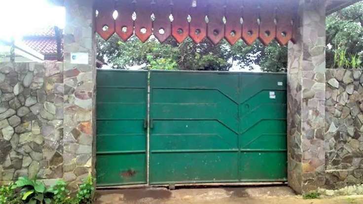 Dari Makam Sampai Peternakan, Ini 5 Potret Rumah Mandra