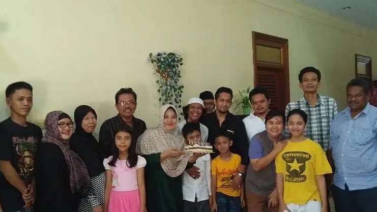 Dari Makam Sampai Peternakan, Ini 5 Potret Rumah Mandra