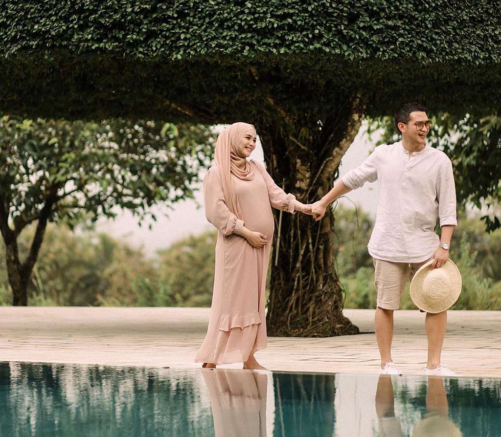 Bikin Iri, 5 Potret Mesra Babymoon Citra Kirana-Rezky Aditya