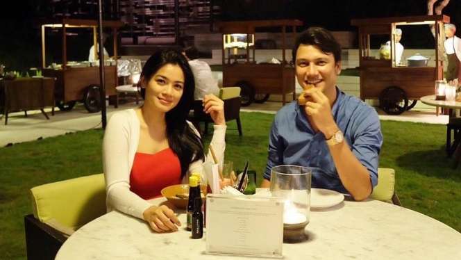 Kisahnya Bikin Baper, 5 Artis Ini Menikah dengan Penggemarnya