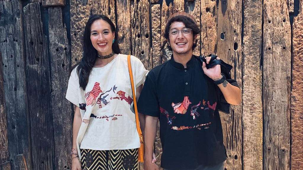 Kisahnya Bikin Baper, 5 Artis Ini Menikah dengan Penggemarnya