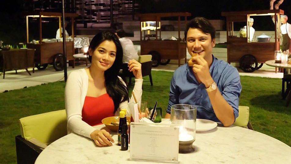 Kisahnya Bikin Baper, 5 Artis Ini Menikah dengan Penggemarnya