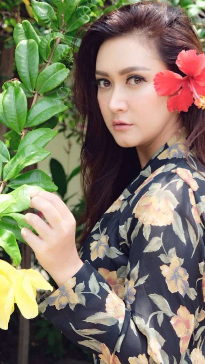 Menolak Tua, Foto Cantik Memesona Nafa Urbach di Usia 40 Tahun
