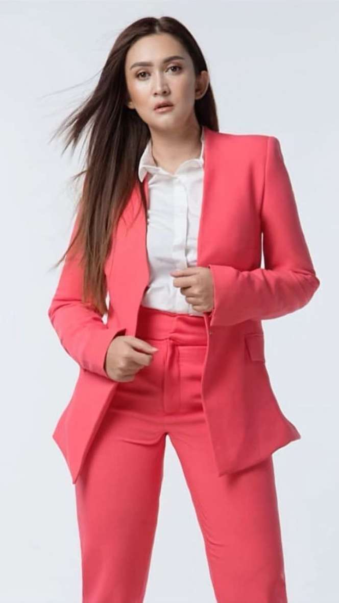 Menolak Tua, Foto Cantik Memesona Nafa Urbach di Usia 40 Tahun