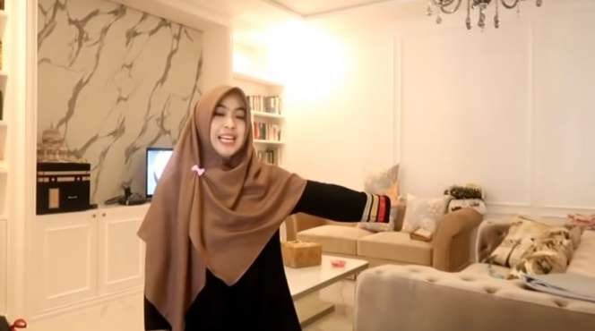 5 Potret Rumah Oki Setiana Dewi, Ada Jalan Buat Keranda Mayat