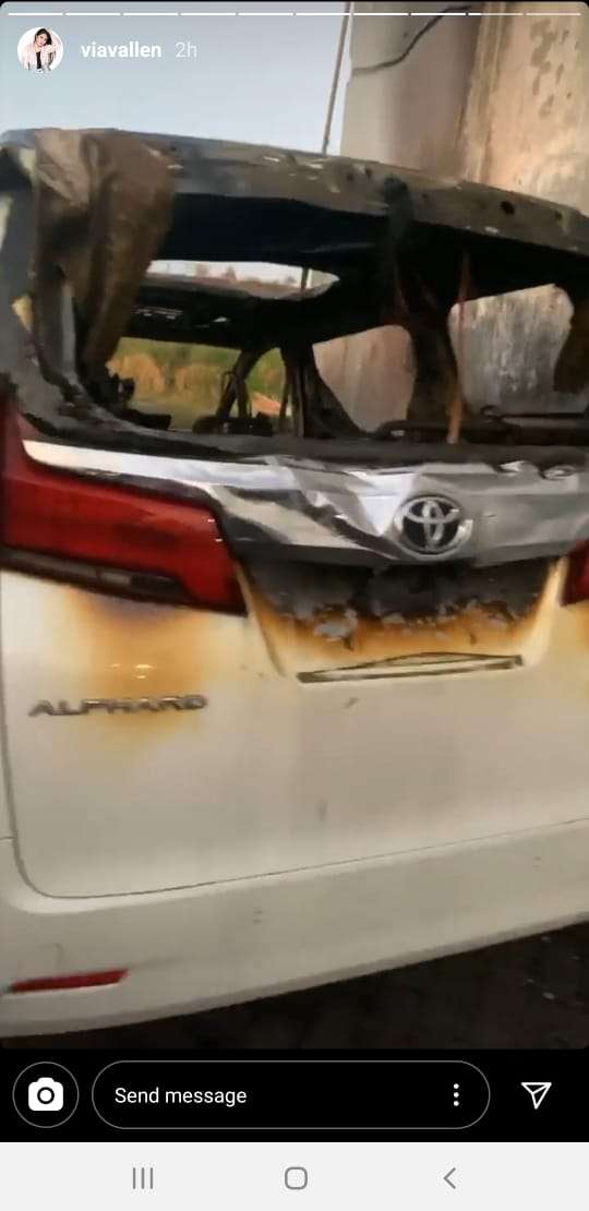 Ngeri! Deretan Potret Alphard Via Vallen Hangus Dibakar Orang