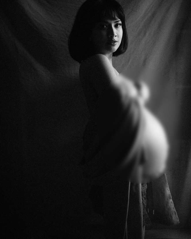 Hamil Tua, Vanessa Angel Pamer Foto Topless Bareng Suami