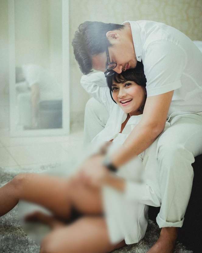 Hamil Tua, Vanessa Angel Pamer Foto Topless Bareng Suami