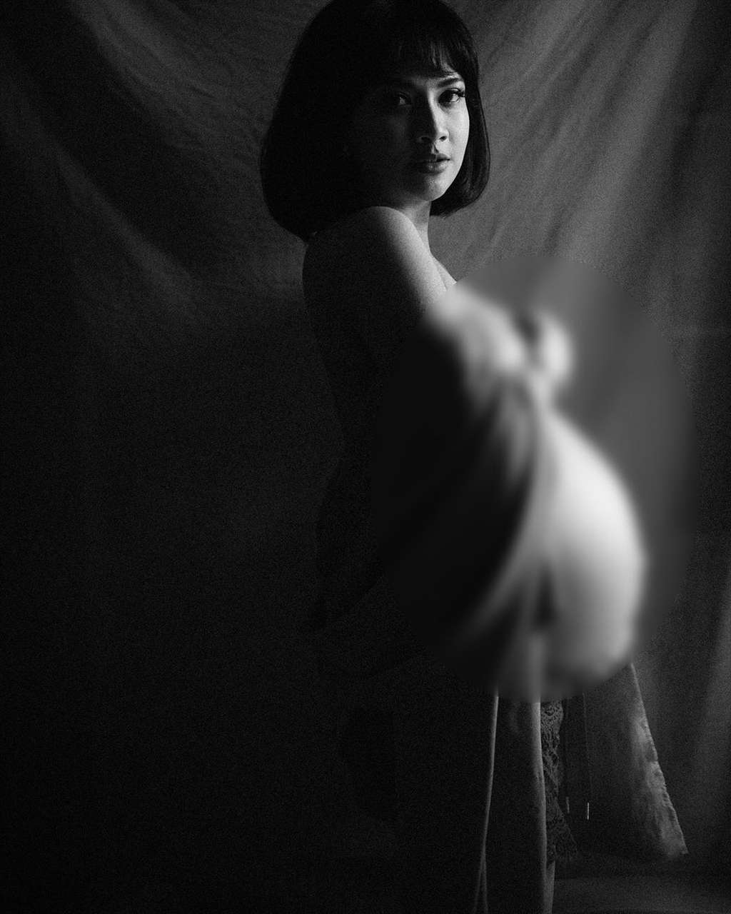 Hamil Tua, Vanessa Angel Pamer Foto Topless Bareng Suami