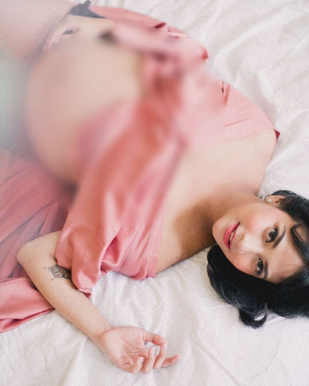 Hamil Tua, Vanessa Angel Pamer Foto Topless Bareng Suami