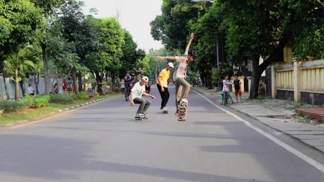 Potret Serunya Bermain 'Skateboard' di Jalanan Pasar Rebo