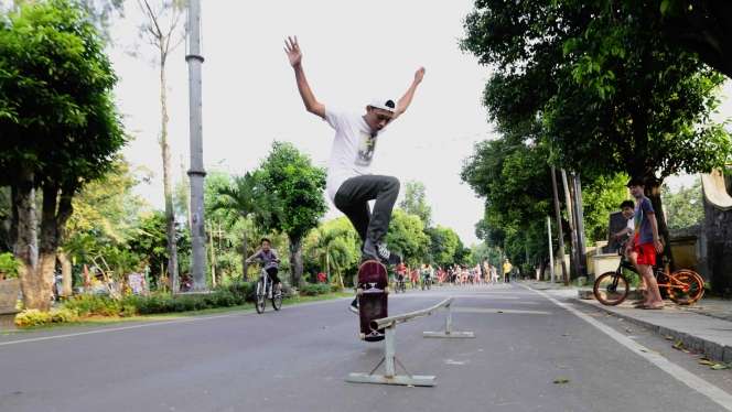 Potret Serunya Bermain 'Skateboard' di Jalanan Pasar Rebo
