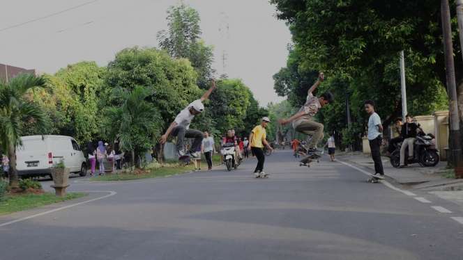 Potret Serunya Bermain 'Skateboard' di Jalanan Pasar Rebo
