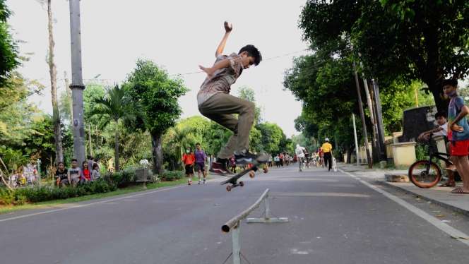 Potret Serunya Bermain 'Skateboard' di Jalanan Pasar Rebo