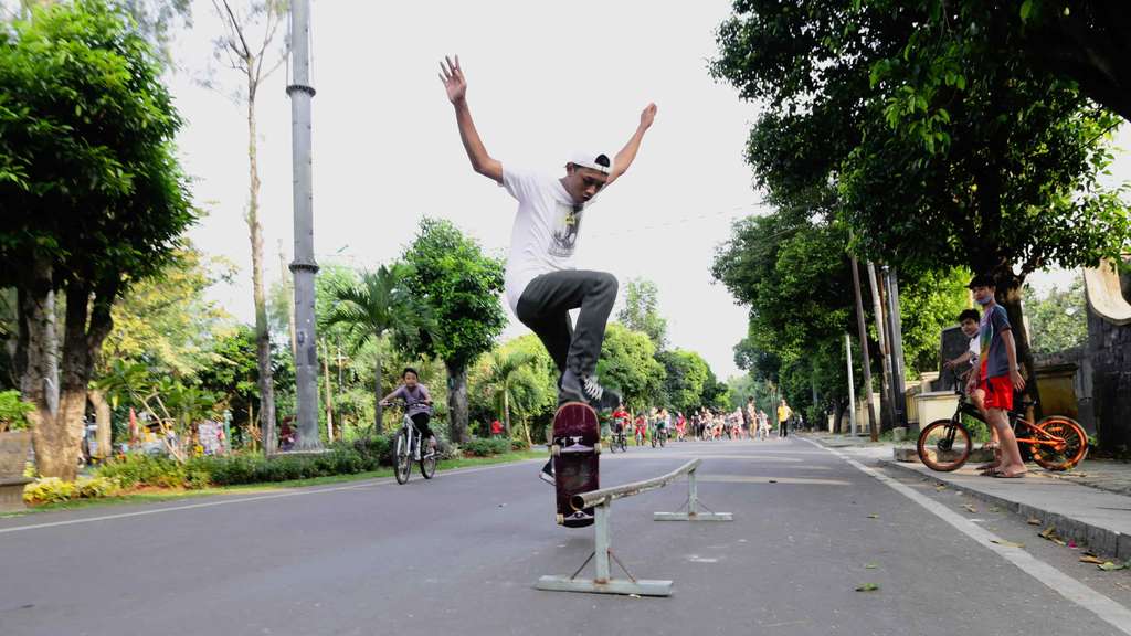 Potret Serunya Bermain 'Skateboard' di Jalanan Pasar Rebo