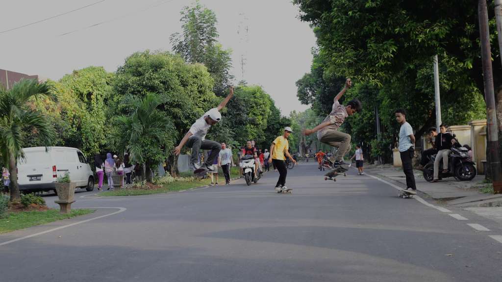 Potret Serunya Bermain 'Skateboard' di Jalanan Pasar Rebo