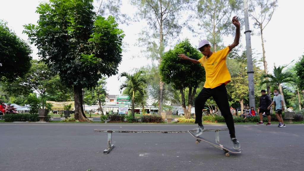 Potret Serunya Bermain 'Skateboard' di Jalanan Pasar Rebo