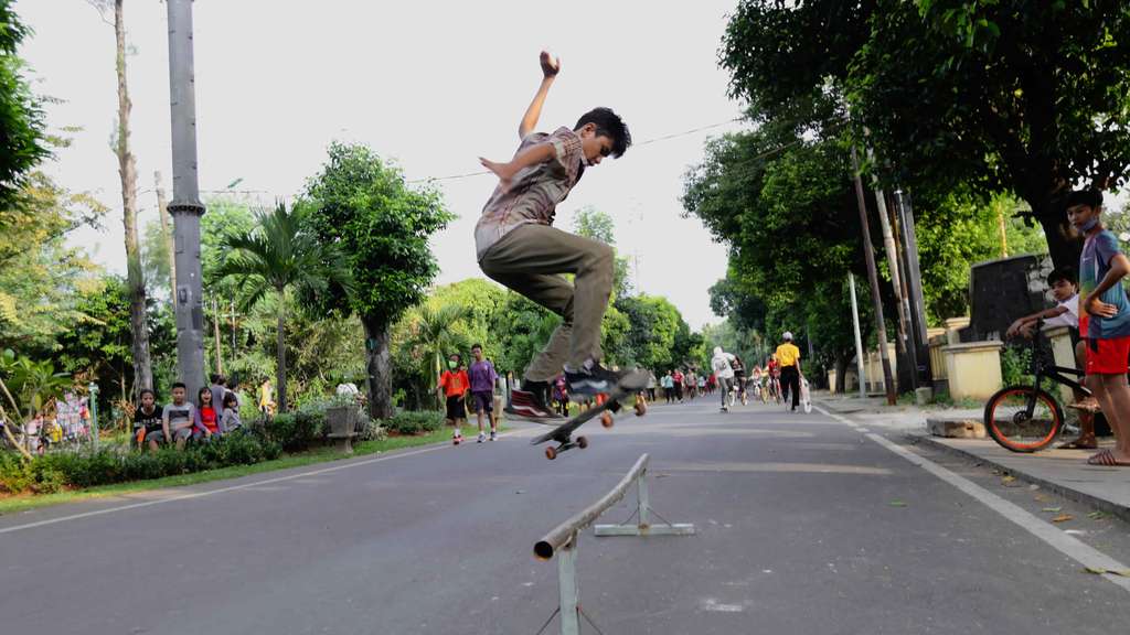 Potret Serunya Bermain 'Skateboard' di Jalanan Pasar Rebo