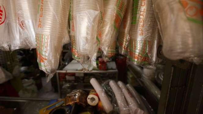 Potret Nasib Pedagang di Hari Kedua Larangan Kantong Plastik