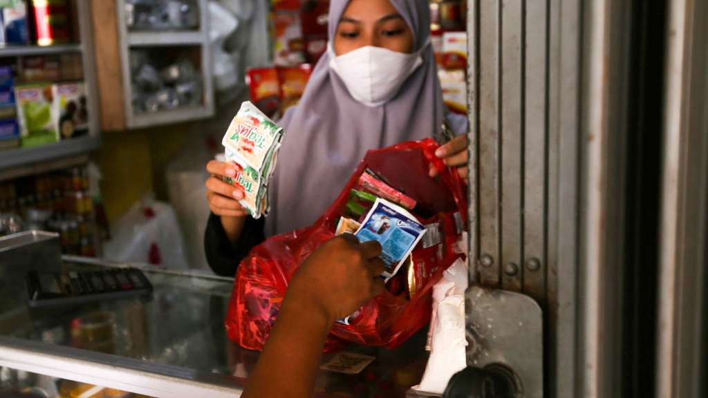 Potret Nasib Pedagang di Hari Kedua Larangan Kantong Plastik