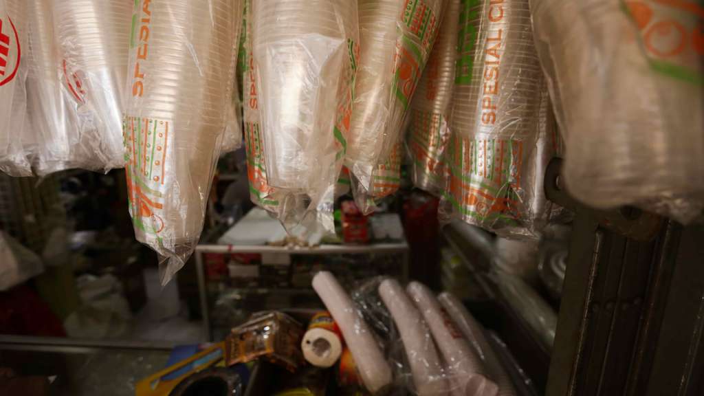 Potret Nasib Pedagang di Hari Kedua Larangan Kantong Plastik