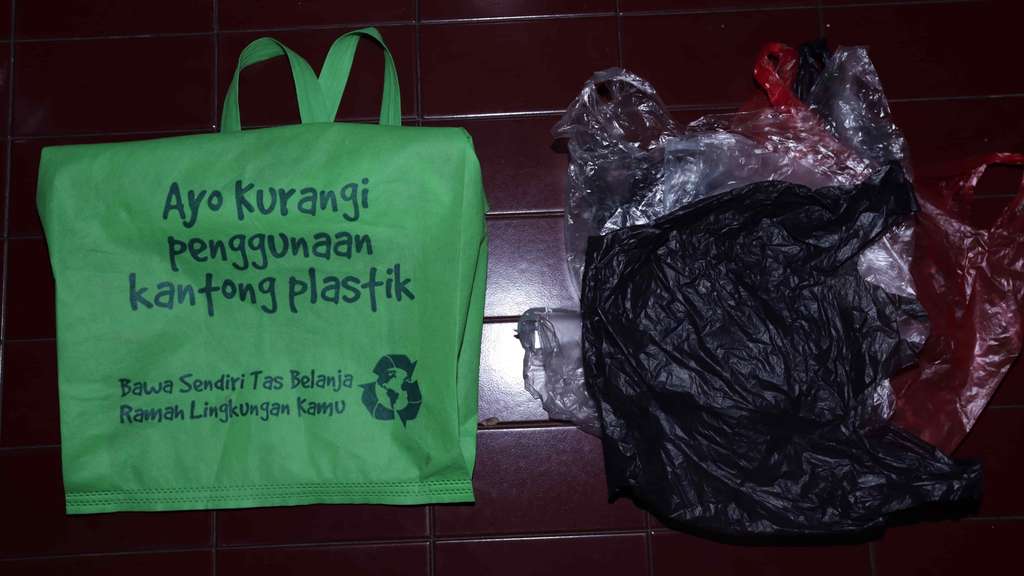 Potret Nasib Pedagang di Hari Kedua Larangan Kantong Plastik