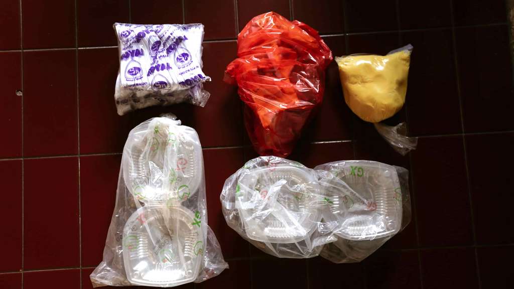 Potret Nasib Pedagang di Hari Kedua Larangan Kantong Plastik