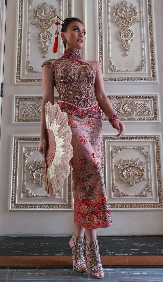 Gaya Elegan Agnez Mo dalam Balutan Kebaya Cheongsam, Glamor!