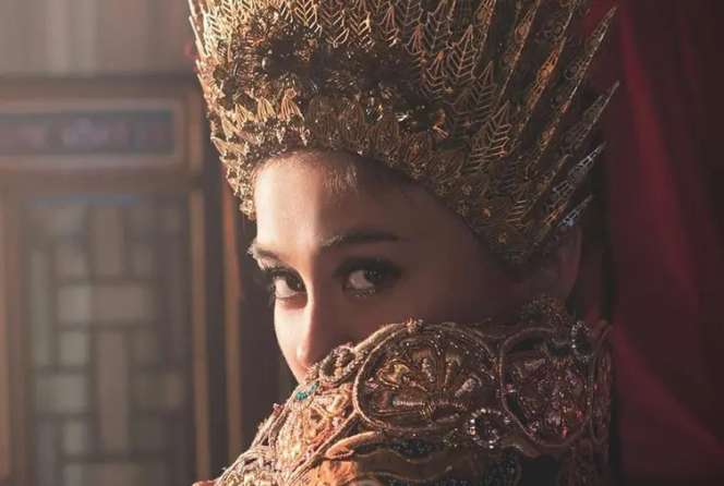 Gaya Elegan Agnez Mo dalam Balutan Kebaya Cheongsam, Glamor!