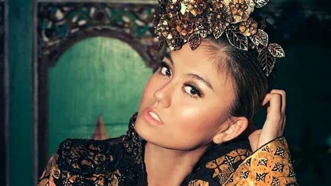 Gaya Elegan Agnez Mo dalam Balutan Kebaya Cheongsam, Glamor!